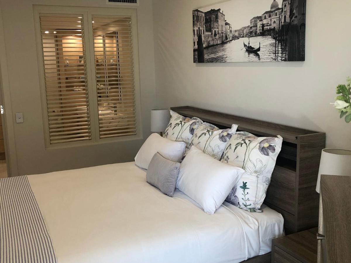 Grand Mercure Allegra Hervey Bay Zewnętrze zdjęcie A bedroom with plantation shutters
