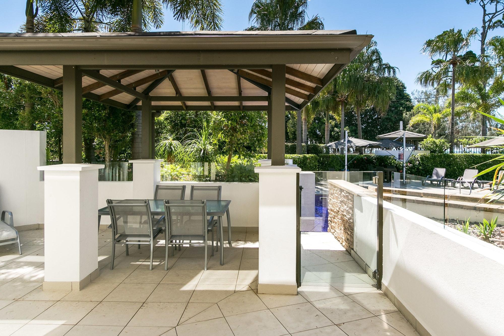 Grand Mercure Allegra Hervey Bay Zewnętrze zdjęcie The pool at the hotel
