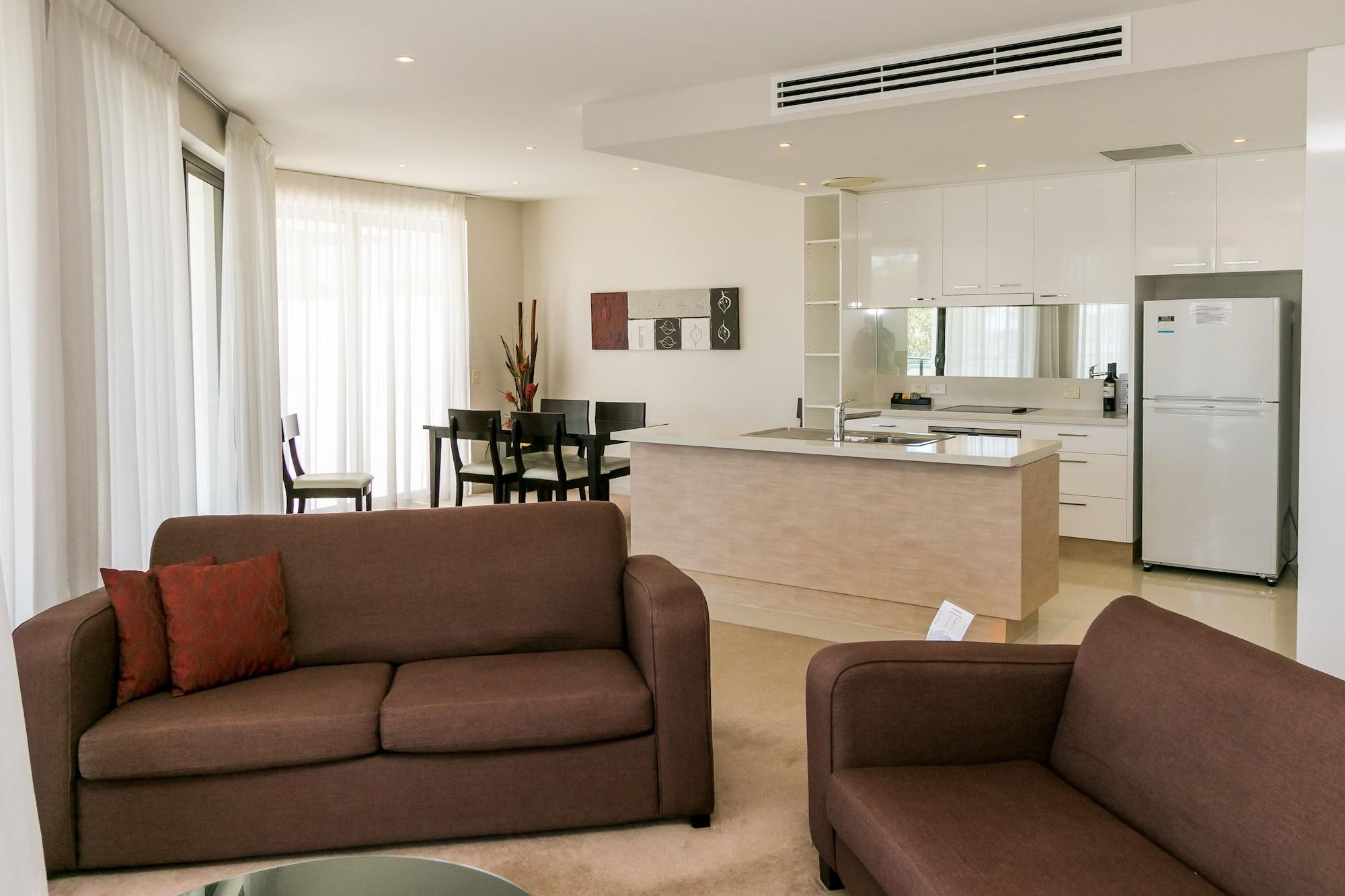 Grand Mercure Allegra Hervey Bay Zewnętrze zdjęcie A living room with a kitchen