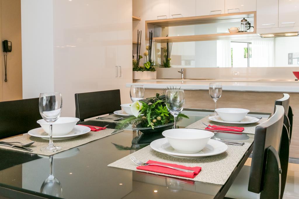 Grand Mercure Allegra Hervey Bay Zewnętrze zdjęcie A dining room table set for dinner