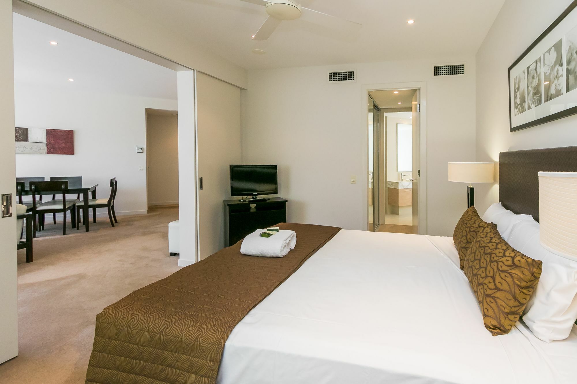 Grand Mercure Allegra Hervey Bay Zewnętrze zdjęcie A bedroom at the Mantra on Lake Orr